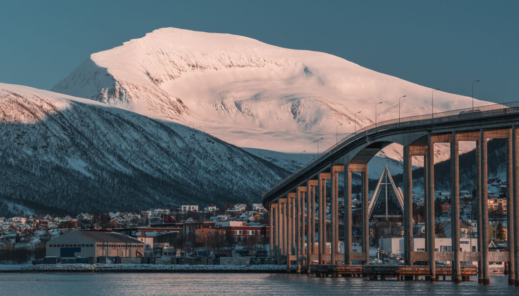 Populære Tromsdalstind (1238 meter) rett utenfor Tromsø er et merkelig fjell. Tromdalstind inneholder nemlig så mye eklogitter at deler av fjellet en gang i tiden må ha befunnet seg minst 80 kilometer nede i bakken. Det er en distanse ned i bakken tilsvarende mer enn 70 Tromsdalstinder satt oppå hverandre. Eklogittene på Tromsdalstind er cirka 450 millioner år gamle og dermed fra <span class="italic" data-lab-italic_desktop="italic">før</span> den store kollisjonen som dannet Kaledonidene. Foregikk det en annen stor kollisjon i Nord-Norge da? Og hvordan har eklogittene klart å komme hele den lange veien fra dypet nesten nede i jordas mantel og opp til toppen av fjellet ved Tromsø? Populære Tromsdalstind (1238 meter) rett utenfor Tromsø er et merkelig fjell. Tromdalstind inneholder nemlig så mye eklogitter at deler av fjellet en gang i tiden må ha befunnet seg minst 80 kilometer nede i bakken. Det er en distanse ned i bakken tilsvarende mer enn 70 Tromsdalstinder satt oppå hverandre. Eklogittene på Tromsdalstind er cirka 450 millioner år gamle og dermed fra <span class="italic" data-lab-italic_desktop="italic">før</span> den store kollisjonen som dannet Kaledonidene. Foregikk det en annen stor kollisjon i Nord-Norge da? Og hvordan har eklogittene klart å komme hele den lange veien fra dypet nesten nede i jordas mantel og opp til toppen av fjellet ved Tromsø?