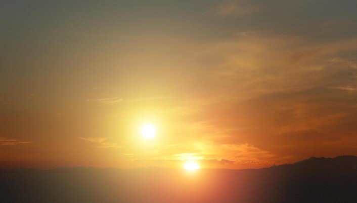På en plantet som går rundt to stjerner ville man kunne sett en dobbel solnedgang. På en plantet som går rundt to stjerner ville man kunne sett en dobbel solnedgang.