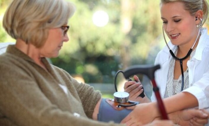 Hjemmetjenesten har flere steder etablert fleksible ambulerende innsatsteam som trår til med ulike typer hjelp og rehabilitering for et kortere tidsrom. (Foto: Shutterstock) Hjemmetjenesten har flere steder etablert fleksible ambulerende innsatsteam som trår til med ulike typer hjelp og rehabilitering for et kortere tidsrom. (Foto: Shutterstock)