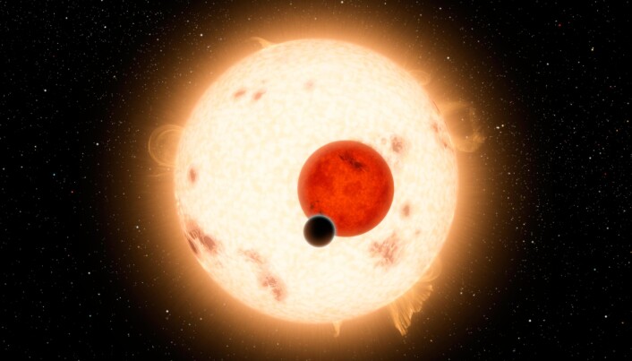 Kepler-16b (svart) går rundt to stjerner. Kepler-16b (svart) går rundt to stjerner.