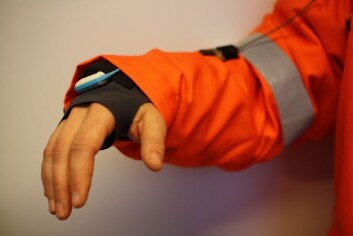 Jakken har sensorer som skal overvåke både kroppstemperatur og aktiviteten til arbeiderne – og kan bli et nyttig verktøy for beslutningsstøtte. (Foto: Sintef Jakken har sensorer som skal overvåke både kroppstemperatur og aktiviteten til arbeiderne – og kan bli et nyttig verktøy for beslutningsstøtte. (Foto: Sintef