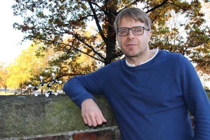 Professor Armin Wisthaler with an isoprene-producing oak tree in the background. To the left a model of the isoprene molecule. Professor Armin Wisthaler with an isoprene-producing oak tree in the background. To the left a model of the isoprene molecule.