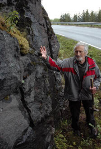 Einar Tveten overfører sin store kunnskap om berggrunnen i Vesterålen til sine yngre kolleger. (Foto: Gudmund Løvø/NGU) Einar Tveten overfører sin store kunnskap om berggrunnen i Vesterålen til sine yngre kolleger. (Foto: Gudmund Løvø/NGU)