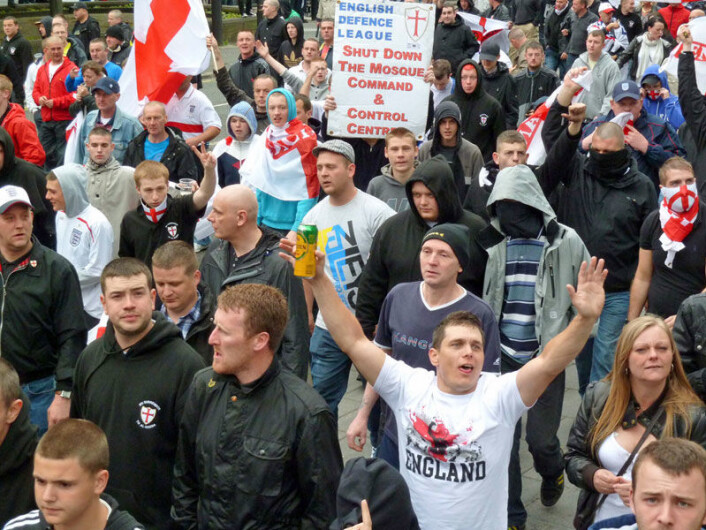 Britiske English Defence League, som ble startet i 2009, bruker sosiale medier for å innkalle til gatemarkeringer, ofte med mye vold. (Foto: Wikimedia Commons. <a href="”http://en.wikipedia.org/wiki/File:EDL.jpg”">Se lisens</a>) Britiske English Defence League, som ble startet i 2009, bruker sosiale medier for å innkalle til gatemarkeringer, ofte med mye vold. (Foto: Wikimedia Commons. <a href="”http://en.wikipedia.org/wiki/File:EDL.jpg”">Se lisens</a>)