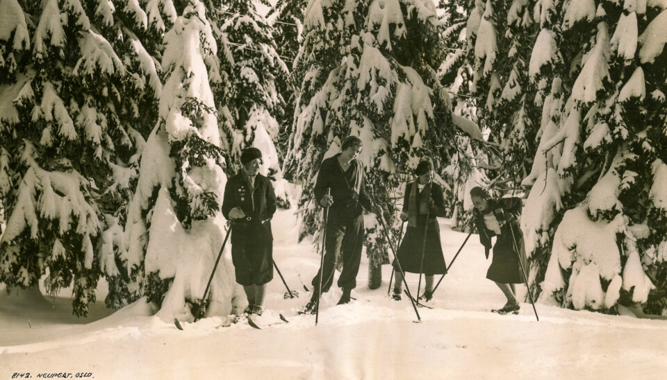 Girlfriends on a ski trip, 1920 Girlfriends hiking in Oslomarka in the 1920s.
