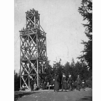 Tryvannstårnet tower was a popular destination for hikes as early as 1863, when the first observation tower was built by Thomas Heftye. The photograph shows the second tower, ca. 1920. Tryvannstårnet tower was a popular destination for hikes as early as 1863, when the first observation tower was built by Thomas Heftye. The photograph shows the second tower, ca. 1920.