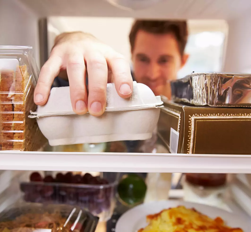 For mye mat i kjøleskapet kan gi litt for gode vilkår for bakterier som gjør folk syke.