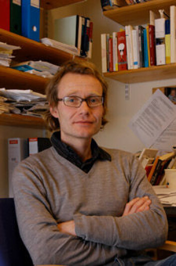 "- Å felle en kulturell dom oppleves ofte samtidig som en dom over et menneske. Derfor virker det som om den legitime kulturen er forankret i en form for demokratisk folkelighet, sier postdoktor Ove Skarpenes." "- Å felle en kulturell dom oppleves ofte samtidig som en dom over et menneske. Derfor virker det som om den legitime kulturen er forankret i en form for demokratisk folkelighet, sier postdoktor Ove Skarpenes."
