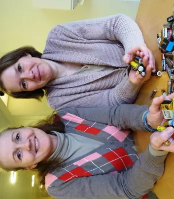 Anita Fossdal (t.h.) og Fride Vullum-Bruer befinner seg i forskningsfronten når det gjelder nye konsepter for batterier. (Foto: Åse Dragland/SINTEF)