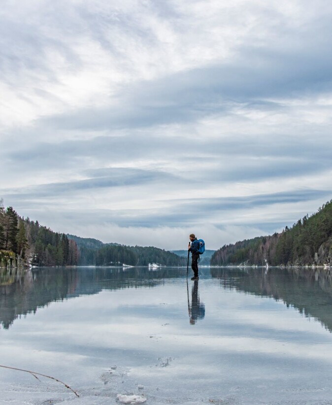 Noen synes det er nok med en spasertur på isen. Men turskøyteløpere bruker lange skøyter med skibinding. Ispik for å sjekke is, ispigger, kasteling og ryggsekk med magebelte og helst skrittstropp. Mange bruker også hjelm og enkle kne- og albuebeskyttere. Noen synes det er nok med en spasertur på isen. Men turskøyteløpere bruker lange skøyter med skibinding. Ispik for å sjekke is, ispigger, kasteling og ryggsekk med magebelte og helst skrittstropp. Mange bruker også hjelm og enkle kne- og albuebeskyttere.