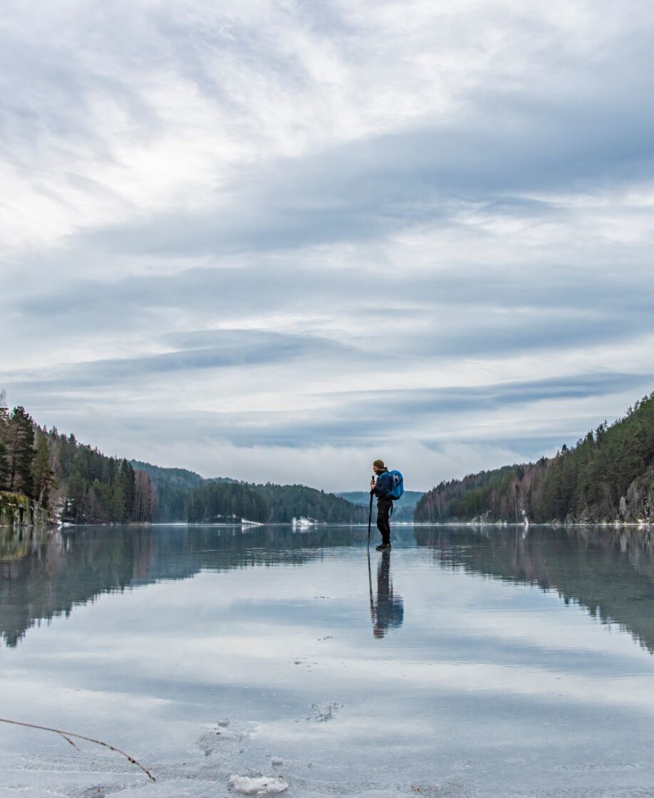 Noen synes det er nok med en spasertur på isen. Men turskøyteløpere bruker lange skøyter med skibinding. Ispik for å sjekke is, ispigger, kasteling og ryggsekk med magebelte og helst skrittstropp. Mange bruker også hjelm og enkle kne- og albuebeskyttere.