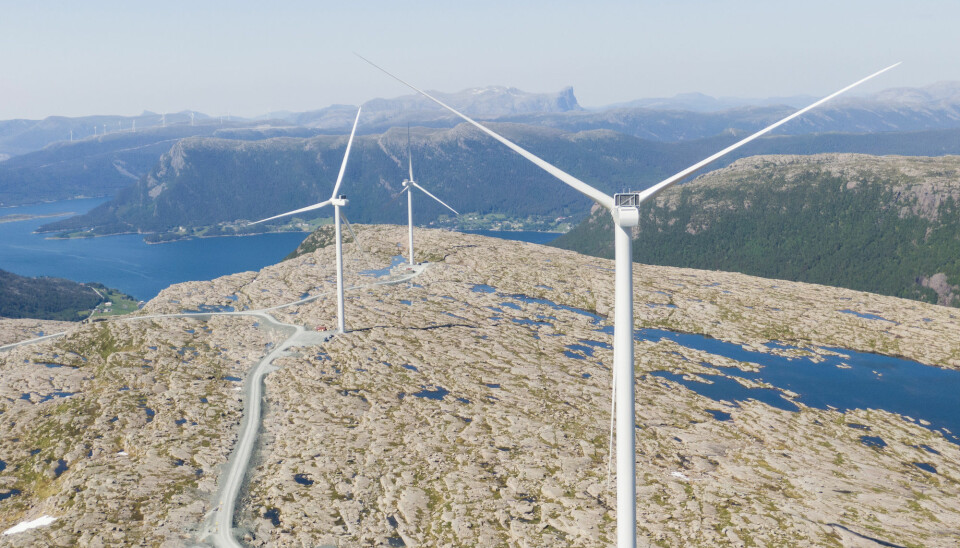 Vindkraftproduksjonen i Norge satte ny rekord i fjor. Her et bilde fra arbeidet med å montere vindmøller på Guleslettene vindpark like ved Florø.