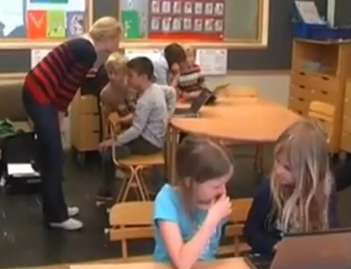 Elever fra en av skolene i Sollentuna utenfor Stockholm som deltar i Integrated Write to Learn-forsøkene. (Foto: (Bilde: Fra video på YouTube av Arne Trageton))