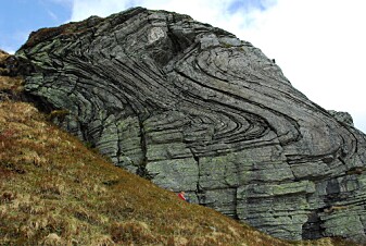 Mange steder i Norge er bergarter blitt lagdelt. Du kan også se bånd i stein og fjell. Dette er et resultat av kollisjonskreftene. Mange steder i Norge er bergarter blitt lagdelt. Du kan også se bånd i stein og fjell. Dette er et resultat av kollisjonskreftene.