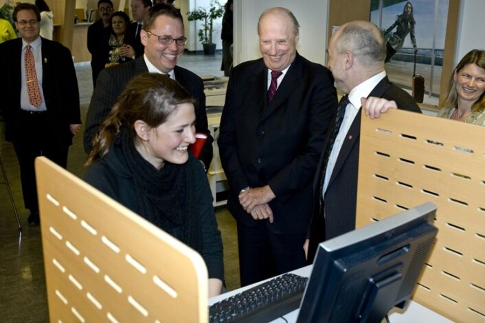 - Hvis de ansatte ikke føler seg trygge på teknologien, kan den fort ta veldig mye plass, sier forskeren. Her fra kong Haralds besøk på det lokale Nav-kontoret i Asker i 2009. (Foto: Scanpix, Cornelius Poppe) - Hvis de ansatte ikke føler seg trygge på teknologien, kan den fort ta veldig mye plass, sier forskeren. Her fra kong Haralds besøk på det lokale Nav-kontoret i Asker i 2009. (Foto: Scanpix, Cornelius Poppe)