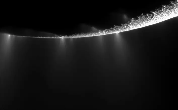 Vann spruter ut og fordamper fra sydpolområdet på Saturns måne Enceladus, i dette bildet tatt av romsonden Cassini. (Foto: NASA/JPL-Caltech)