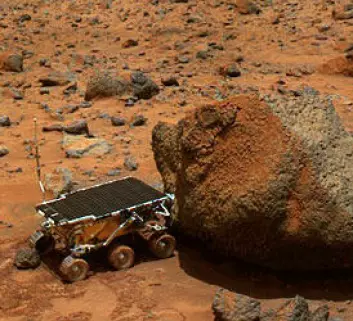 Lille Sojourner var den første robot-roveren som utforsket overflaten på Mars. Bildet er tatt fra landeren Pathfinder. (Foto: NASA)