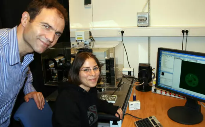 Professor Fahri Saatcioglu sammen med doktorgradsstipendiat Hatice Zeynep Kirli studerer celler for å se hvor raskt deres transkripsjonsfaktor som slår på gener, går av og på DNA-et. (Foto: Norunn K. Torheim)