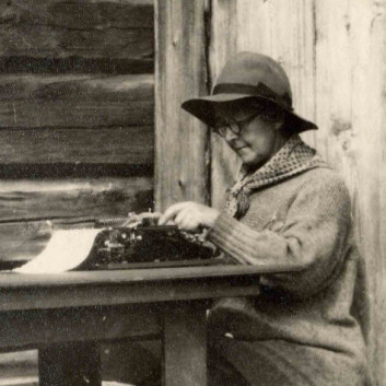 "Kristine Bonnevie i arbeid." "Kristine Bonnevie i arbeid."