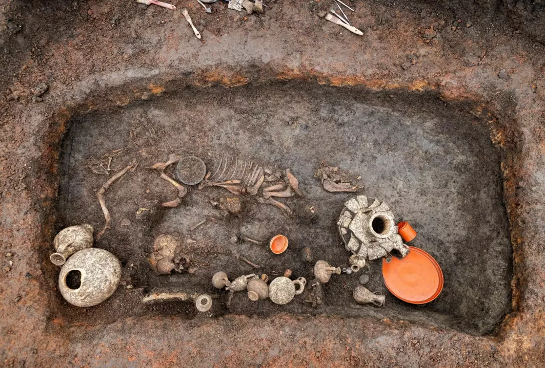 Graven ble funnet i Clermont-Ferrand i Frankrike og inneholder levninger av en ettåring, krukker, vaser og dyreofringer.