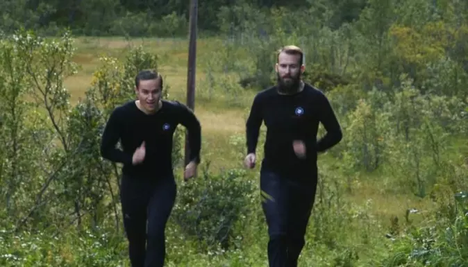 Stipendiat Sigurd Pedersen (t.h.) har laget et forskningsbasert og effektiv treningsprogram for hjemmetrening. Her er Pedersen selv på joggetur sammen med kollega Edvard Sagelv.