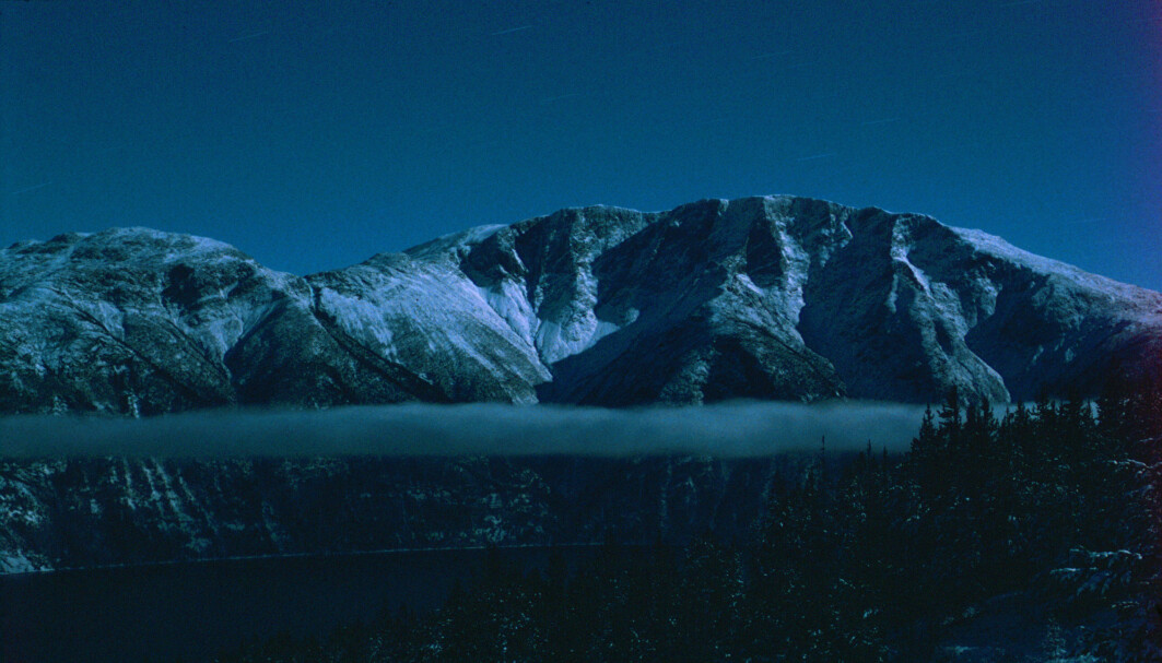 Fjellet Bleia ved Sognefjorden med sine spesielle artar, skog og geologi er eit naturreservat like ved inngangen til verdsarvområdet for dei norske fjordane. Fjellet Bleia ved Sognefjorden med sine spesielle artar, skog og geologi er eit naturreservat like ved inngangen til verdsarvområdet for dei norske fjordane.