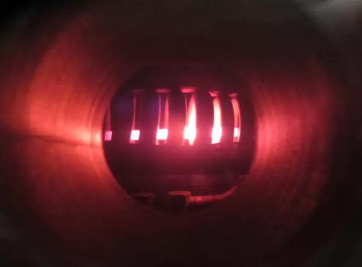 Nuclear Thermal Rocket Element Environmental Simulator (NTREES) under forsøk der hydrogengass varmes opp til over 1700 grader C ved Marshall Space Flight Center. (Foto: MSFC/Emmett Given)