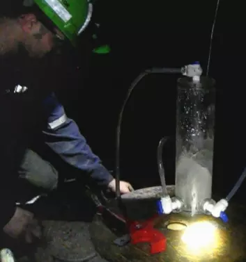 Forskerne fra universitetene i Manchester og Toronto samler opp vann 2,4 kilometers dyp i Timmins-gruven i Ontario i Canada. (Foto: Fra video av L. Li)