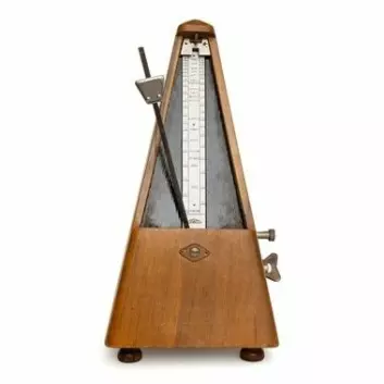 En metronom kalles også ofte taktmåler eller tempomåler, og brukes til å angi tempo som et musikkstykke skal spilles i. (Foto: Colourbox)