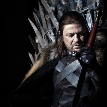 I TV-serien Game of Thrones blir man godt kjent med flere av figurene. Ned Stark blir halshogd foran datteren og millioner av fans. (Foto: HBO Nordic) I TV-serien Game of Thrones blir man godt kjent med flere av figurene. Ned Stark blir halshogd foran datteren og millioner av fans. (Foto: HBO Nordic)