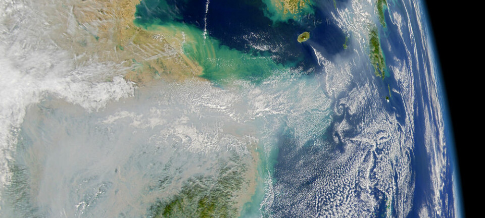 Satellittbildet viser hvordan forurensningen fra Asia blåser ut over Stillehavet. US NASA SeaWiFT project