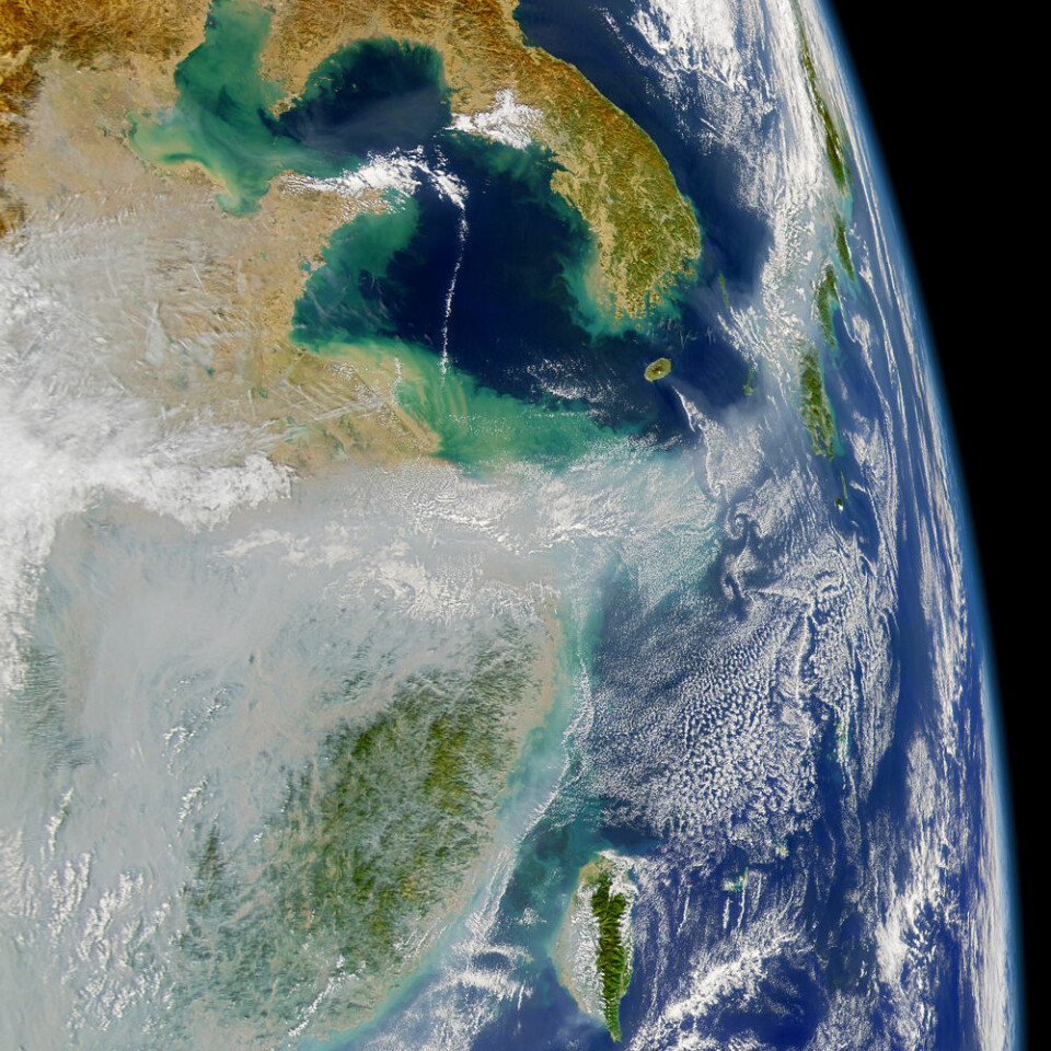 Satellittbildet viser hvordan forurensningen fra Asia blåser ut over Stillehavet. (Foto: US NASA SeaWiFT project)