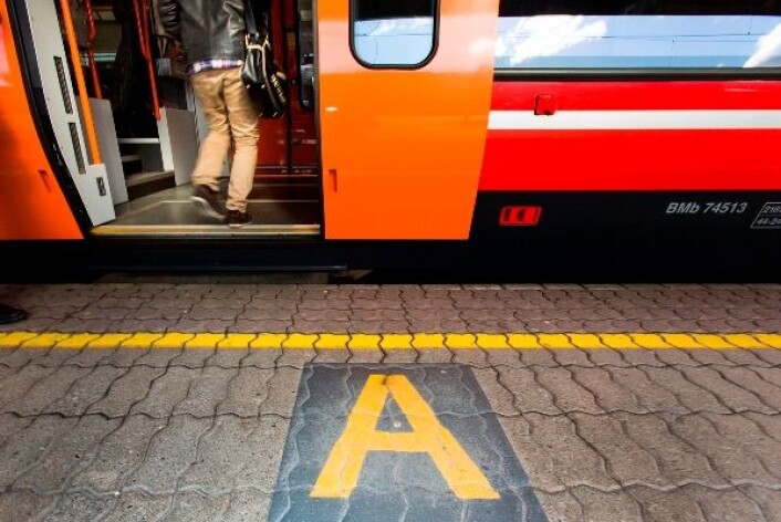 Jernbaneverket og NSB logger hver dag mengder av data fra trafikk og tog, og forskerne har brukt dataene til å skape en mer detaljert forståelse av hva som skjer. Et av tiltakene er merking og skilt på plattformer i Østlandsområdet. (Foto: SINTEF/Werner Juvik) Jernbaneverket og NSB logger hver dag mengder av data fra trafikk og tog, og forskerne har brukt dataene til å skape en mer detaljert forståelse av hva som skjer. Et av tiltakene er merking og skilt på plattformer i Østlandsområdet. (Foto: SINTEF/Werner Juvik)