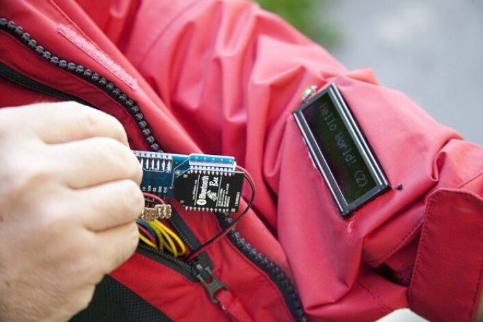 I stedet for et telefondisplay er det sydd på et display på jakkeermet som viser en linje med rulletekst, og mottakeren føler en liten vibrasjon i kragen når en melding blir mottatt. (Foto: Gry Karin Stimo/Sintef) I stedet for et telefondisplay er det sydd på et display på jakkeermet som viser en linje med rulletekst, og mottakeren føler en liten vibrasjon i kragen når en melding blir mottatt. (Foto: Gry Karin Stimo/Sintef)