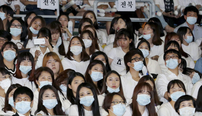 Dette bildet stammer ikke fra den nåværende pandemien, men et lokalt utbrudd av MERS i Sør-Korea i 2015. Det viser sykepleiere i Seoul som deltar på en konferanse, og har på munnbind som beskyttelse mot MERS. Dette bildet stammer ikke fra den nåværende pandemien, men et lokalt utbrudd av MERS i Sør-Korea i 2015. Det viser sykepleiere i Seoul som deltar på en konferanse, og har på munnbind som beskyttelse mot MERS.