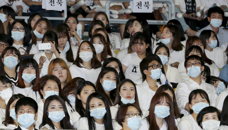 Dette bildet stammer ikke fra den nåværende pandemien, men et lokalt utbrudd av MERS i Sør-Korea i 2015. Det viser sykepleiere i Seoul som deltar på en konferanse, og har på munnbind som beskyttelse mot MERS.