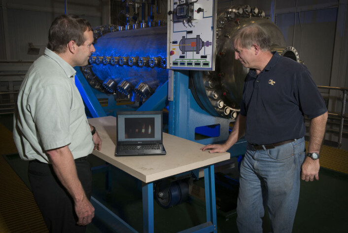 Mike Houts (t.v), prosjektleder for kjernefysiske framdriftssystemer ved Marshall Space Flight Center, diskuterer utprøvingen med Bill Emrich, som leder Nuclear Thermal Rocket Element Environmental Simulator (NTREES). (Foto: MSFC/Fred Deaton) Mike Houts (t.v), prosjektleder for kjernefysiske framdriftssystemer ved Marshall Space Flight Center, diskuterer utprøvingen med Bill Emrich, som leder Nuclear Thermal Rocket Element Environmental Simulator (NTREES). (Foto: MSFC/Fred Deaton)