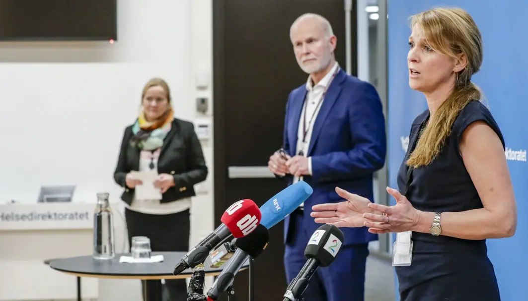 Avdelingsdirektør Line Vold i Folkehelseinstituttet og helsedirektør Bjørn Guldvog gir informasjon til befolkningen hjemme i stuene, etter at det er oppdaget utbrudd av den britiske mutasjonen av koronaviruset i Nordre Follo kommune. Avdelingsdirektør Line Vold i Folkehelseinstituttet og helsedirektør Bjørn Guldvog gir informasjon til befolkningen hjemme i stuene, etter at det er oppdaget utbrudd av den britiske mutasjonen av koronaviruset i Nordre Follo kommune.