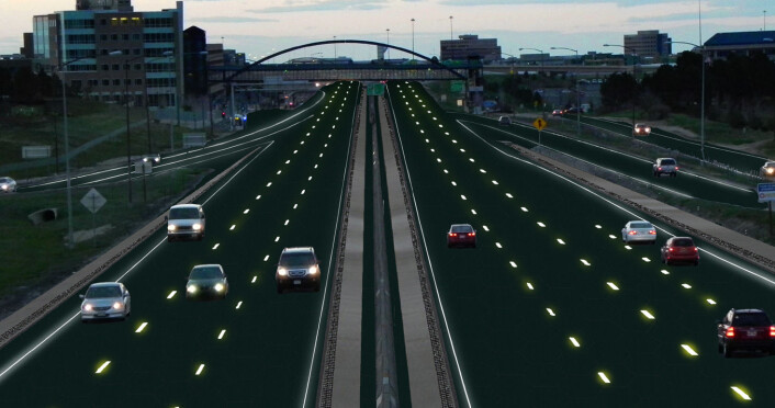 Veimerkingen er dynamisk, og kan skifte etter behov. Hvis et felt må stenges, kunne for eksempel røde merker i veibanen indikere dette. (Foto: (Illustrasjon: Sam Cornett/Solar Roadways)) Veimerkingen er dynamisk, og kan skifte etter behov. Hvis et felt må stenges, kunne for eksempel røde merker i veibanen indikere dette. (Foto: (Illustrasjon: Sam Cornett/Solar Roadways))