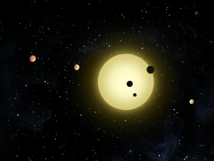 Planetsystemet Kepler-11 med seks planetar i ein illustrasjon av ein kunstnar. No har Keplerteleskopet funne 1091 potensielle nye planetar. Denne illustrasjonen viser Kepler-sondens observasjon august i fjor, da flere av planetene krysset solskiven samtidig. (Bilde: NASA/Tim Pyle)