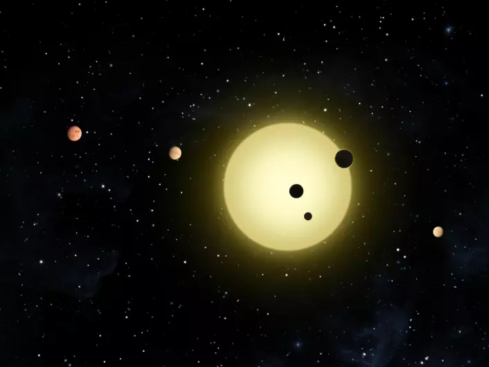 Kepler-11 med seks nyoppdagete planeter. Denne illustrasjonen viser Kepler-sondens observasjon august i fjor, da flere av planetene krysset solskiven samtidig. Bilde: NASA/Tim Pyle.