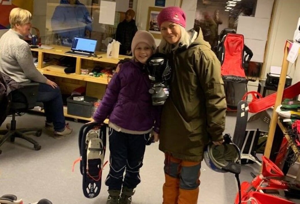 Undersøkelser viser at flere kvinner enn menn deler og de yngre er mer positivt innstilt til å delingsøkonomi enn de eldre. Jeanette Rosenlund og datteren Synne på ti år veldig fornøyde med tilbudet. Undersøkelser viser at flere kvinner enn menn deler og de yngre er mer positivt innstilt til å delingsøkonomi enn de eldre. Jeanette Rosenlund og datteren Synne på ti år veldig fornøyde med tilbudet.