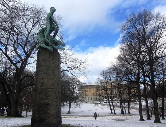 Vigelands Abelmonument, slik det står i dag i slottsparken. (Foto: Stig Rune Pedersen/ Wikimedia Commons) Vigelands Abelmonument, slik det står i dag i slottsparken. (Foto: Stig Rune Pedersen/ Wikimedia Commons)