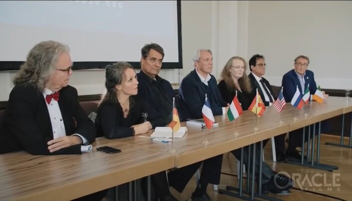 World Doctors Alliance mener at folk ikke er blitt syke av koronaviruset. De hevder også pandemien er over og at immunitet er oppnådd. World Doctors Alliance mener at folk ikke er blitt syke av koronaviruset. De hevder også pandemien er over og at immunitet er oppnådd.