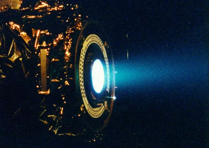 En ionemotor prøvekjøres i NASAs Jet Propulsion Laboratory. I motoren akselereres elektrisk ladet Xenon-edelgass i et kraftig elektrisk felt. (Foto: NASA)