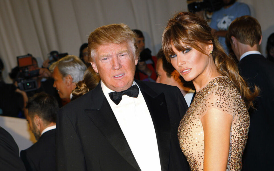 Den perfekte klisjéen: Rike, gamle Donald Trump med sin verdensberømte hentesveis og modellkona Melania. Her på den røde løperen i 2011. (Foto: Reuters)