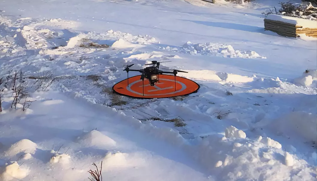Forskerne bygger sine egne droner for å få dem stabile nok og for å få plass til de sensorene som trengs.