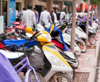 Elektriske motorsykler er populære i Kina. Disse forårsaker mye mindre utslipp per km enn både bensindrevne og elektriske biler. Disse syklene sto parkert på gata i Kunming. (Foto: iStockphoto)
