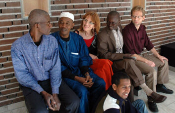 "Besøk fra Mali. Fra venstre: Professor Diakité, dekan Berthe, professor Holtedahl, amanuensis Keita og amanuensis Arntsen. Foran: student Adamou Ahmadou." "Besøk fra Mali. Fra venstre: Professor Diakité, dekan Berthe, professor Holtedahl, amanuensis Keita og amanuensis Arntsen. Foran: student Adamou Ahmadou."