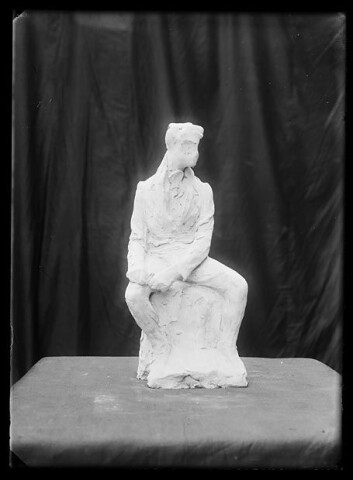 ”Abelutkast nr. 6. Abel sittende paaklædt. Paabeg. 5-8-02. Liten skisse. Arbeidet paa den fra 5-6 ½ .” (Inga Syvertsens protokoll) Vigeland prøvde seg fram med ulike Abel-ideer, men fant ut at denne sittende, påkledte ikke fungerte. (Foto: Inga Syvertsen/ Vigelandsmuseet) ”Abelutkast nr. 6. Abel sittende paaklædt. Paabeg. 5-8-02. Liten skisse. Arbeidet paa den fra 5-6 ½ .” (Inga Syvertsens protokoll) Vigeland prøvde seg fram med ulike Abel-ideer, men fant ut at denne sittende, påkledte ikke fungerte. (Foto: Inga Syvertsen/ Vigelandsmuseet)